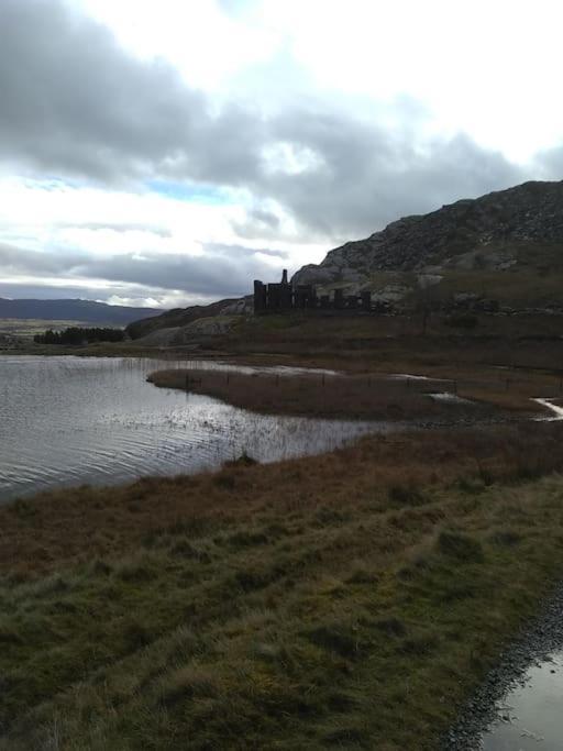 Daisys Cottage. Blaenau Ffestiniog. Exterior photo