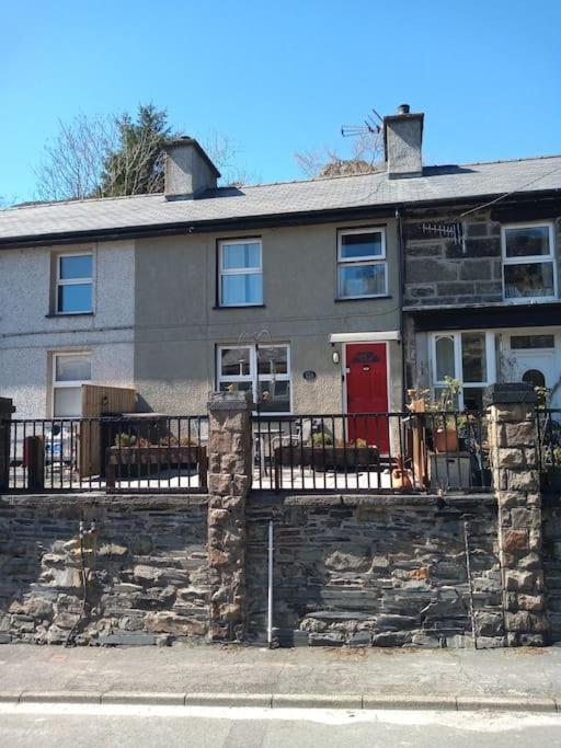 Daisys Cottage. Blaenau Ffestiniog. Exterior photo